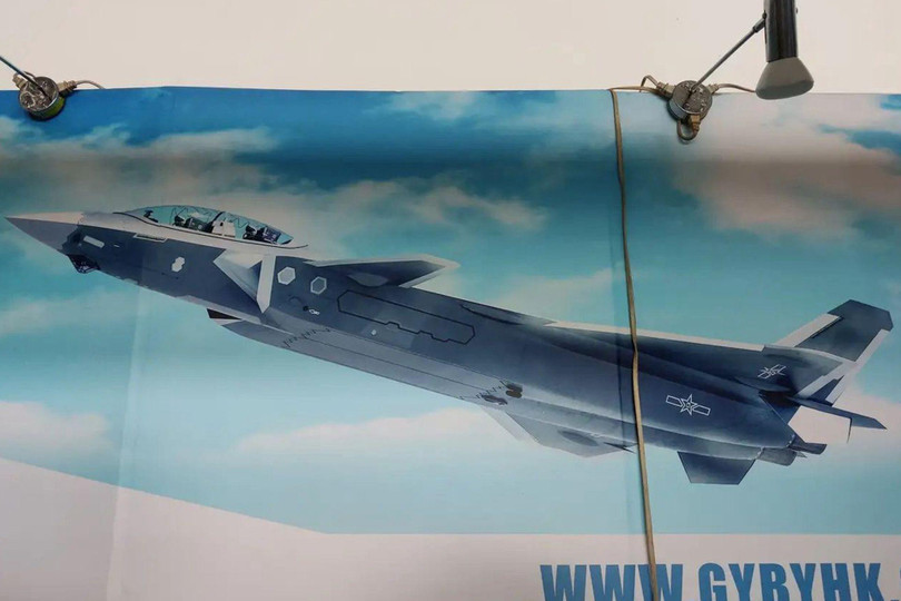 Hình ảnh J-20 phiên bản hai chỗ ngồi xuất hiện trong tài liệu tuyên truyền của Triển lãm Chu Hải (Ảnh: Dwnews). Hình ảnh J-20 phiên bản hai chỗ ngồi xuất hiện trong tài liệu tuyên truyền của Triển lãm Chu Hải (Ảnh: Dwnews).