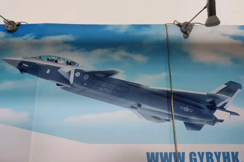 Hình ảnh J-20 phiên bản hai chỗ ngồi xuất hiện trong tài liệu tuyên truyền của Triển lãm Chu Hải (Ảnh: Dwnews).