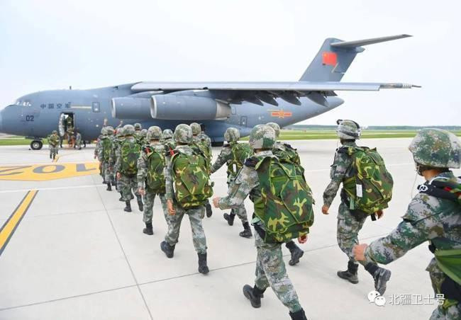 Binh sĩ Tập đoàn quân 78 lên Y-20 diễn tập đổ bộ đường không (Ảnh:Beijiang).