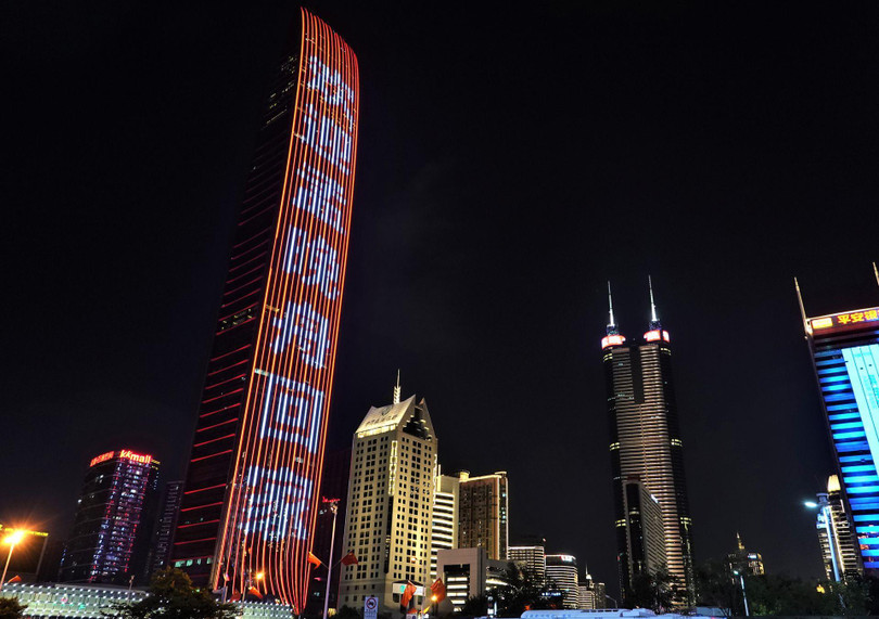 Khẩu hiệu "Chào mừng Mạnh Vãn Chu trở về" trên nhà cao tầng ở Thâm Quyến (Ảnh: Xinhua). Khẩu hiệu "Chào mừng Mạnh Vãn Chu trở về" trên nhà cao tầng ở Thâm Quyến (Ảnh: Xinhua).