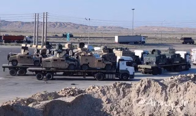 Đoàn xe tải chở các xe quân sự của Mỹ trên quốc lộ Iran (Ảnh: Đông Phương).