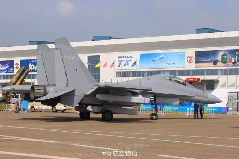  Chiếc J-16D được trưng bày trong trạng thái tĩnh tại Triển lãm Hàng không Chu Hải (Ảnh: QQ)