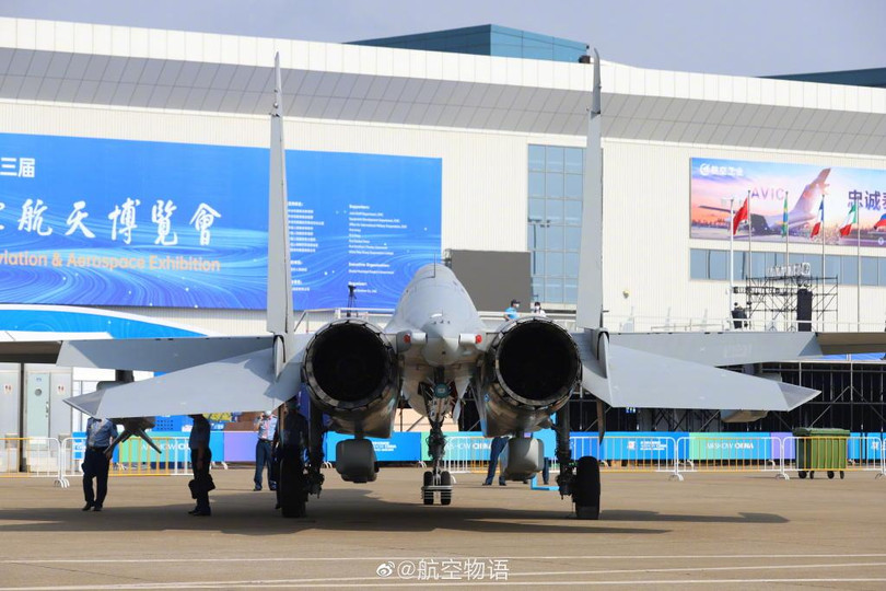 Chiếc J-16D nhìn từ phía đuôi (Ảnh: QQ). Chiếc J-16D nhìn từ phía đuôi (Ảnh: QQ).
