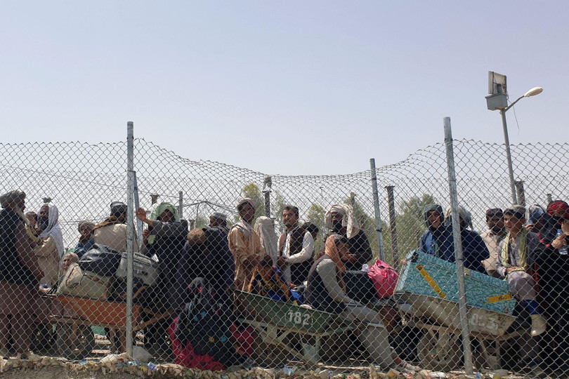 Người Afghanistan tị nạn bị chặn lại bên kia hàng rào biên giới với Pakistan (Ảnh: Reuters).