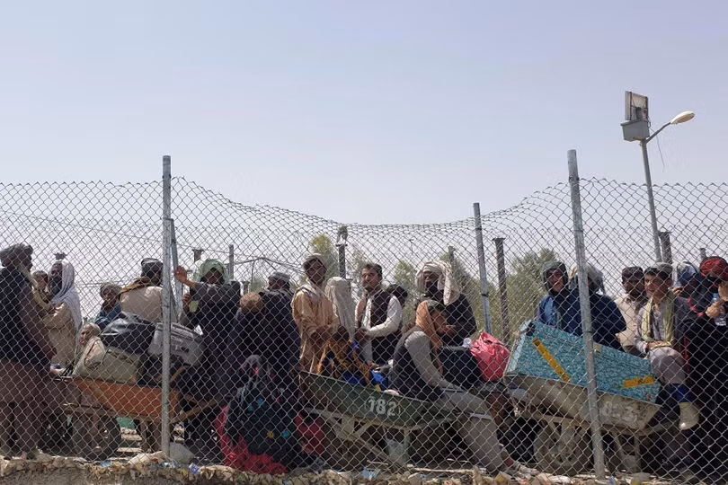 Người Afghanistan tị nạn bị chặn lại bên kia hàng rào biên giới với Pakistan (Ảnh: Reuters). Người Afghanistan tị nạn bị chặn lại bên kia hàng rào biên giới với Pakistan (Ảnh: Reuters).