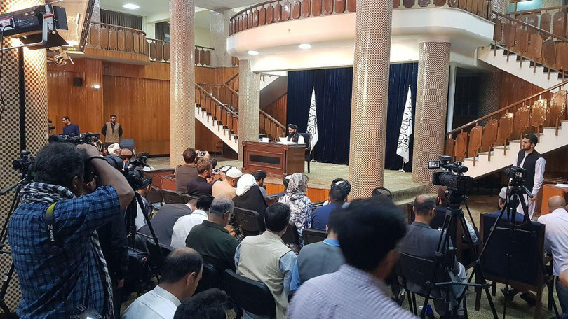 Người phát ngôn Taliban tổ chức họp báo công bố danh sách chính phủ lâm thời Afghanistan (Ảnh: AP).