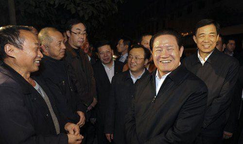 Chu Vĩnh Khang và Bạc Hy Lai (phải) gặp gỡ các cán bộ cũ