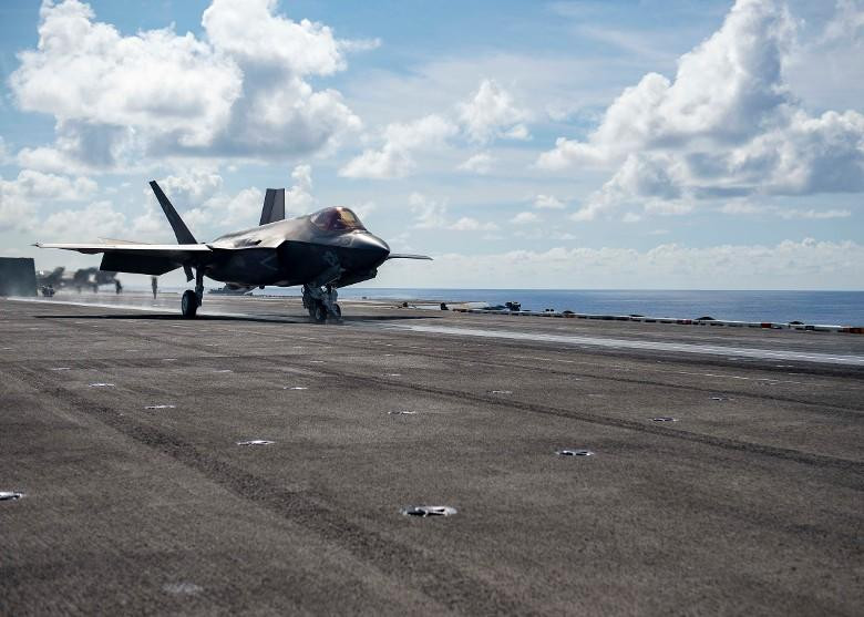 Máy bay chiến đấu tàng hình F-35C đang cất cánh trên tàu USS Carl Vinson (Ảnh: USNavy).