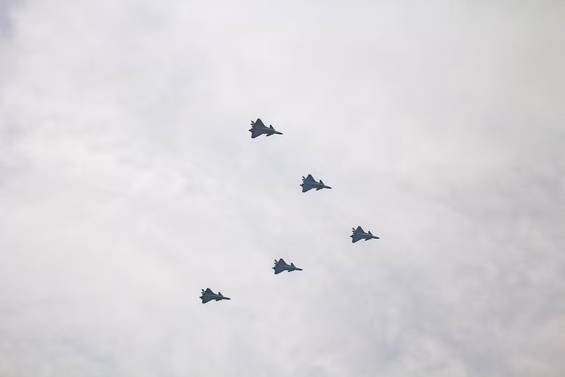 Biên đội 5 chiếc J-20 bay trong cuộc diễu binh hôm 1/7/2021 (Ảnh: Xinhua).