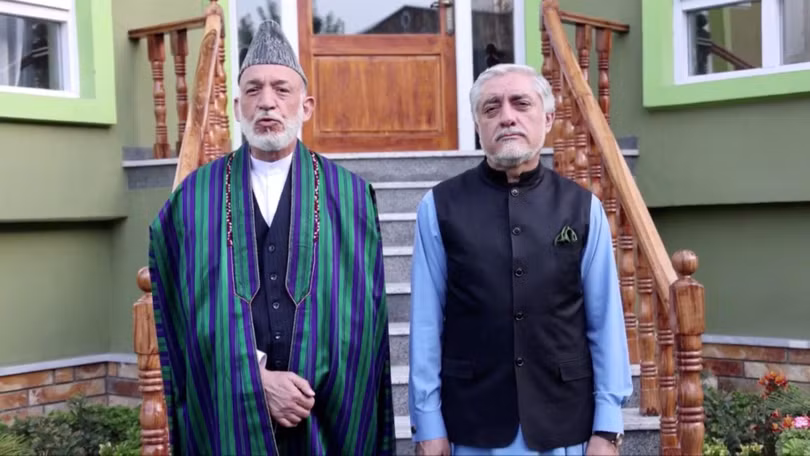 Cựu Tổng thống Hamid Karzai (trái) và nhiếp chính Abdulla, hai nhân vật quan trọng của chính thể cũ cuối cùng đều bị Taliban loại khỏi thành phần chính phủ (Ảnh: Dwnews).