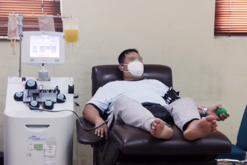 Một bệnh nhân COVID-19 đã khỏi bệnh đang hiến máu (Ảnh: CNA). Một bệnh nhân COVID-19 đã khỏi bệnh đang hiến máu (Ảnh: CNA).