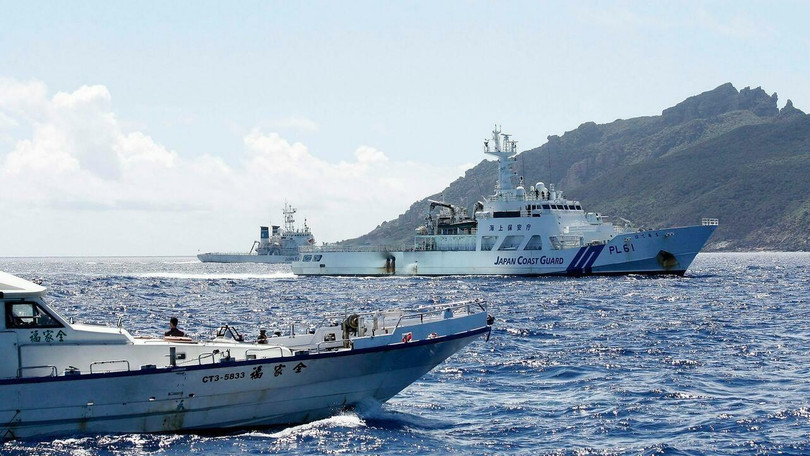 Tàu Cảnh sát biển Nhật ngăn cản tàu Trung Quốc tiếp cận đảo Senkaku (Ảnh: Kyodo).