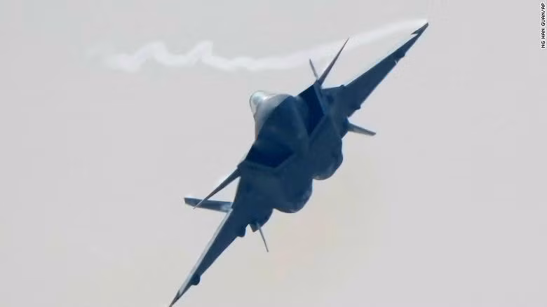 J-20 bay biểu diễn tại Chu Hải hôm 28/9 (Ảnh: CNN).