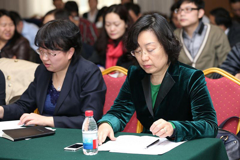 Bà Hồ Dĩnh (phải), vợ Tôn Chính Tài (Ảnh: Dwnews).