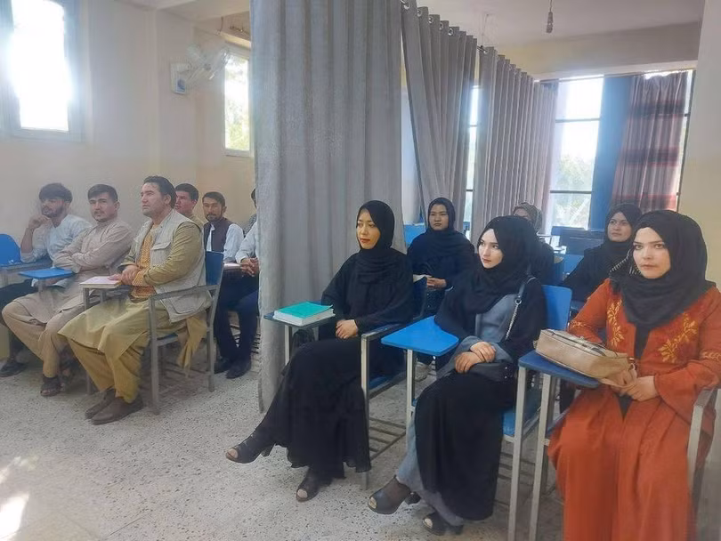 Sinh viên các trường đại học đã được đến lớp nhưng nam nữ phải học lớp riêng hoặc ngồi chung lớp phải có vách ngăn hoặc rèm che (Ảnh: AP). Sinh viên các trường đại học đã được đến lớp nhưng nam nữ phải học lớp riêng hoặc ngồi chung lớp phải có vách ngăn hoặc rèm che (Ảnh: AP).