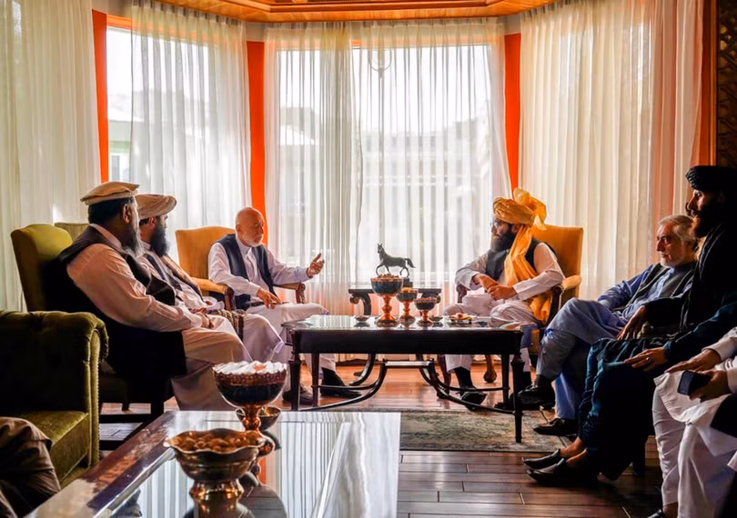 Sau khi chiếm được Kabul, các thủ lĩnh cấp cao Taliban đã đến gặp cựu Tổng thống Hamid Karzai (thứ 3, trái qua) trao đổi về chính phủ đoàn kết, bao trùm, nhưng nay ông đã bị gạt ra ngoài (Ảnh: Dwnews).