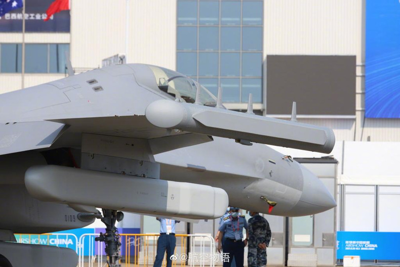 Các thùng tác chiến điện tử trên chiếc J-16D (Ảnh: QQ). Các thùng tác chiến điện tử trên chiếc J-16D (Ảnh: QQ).