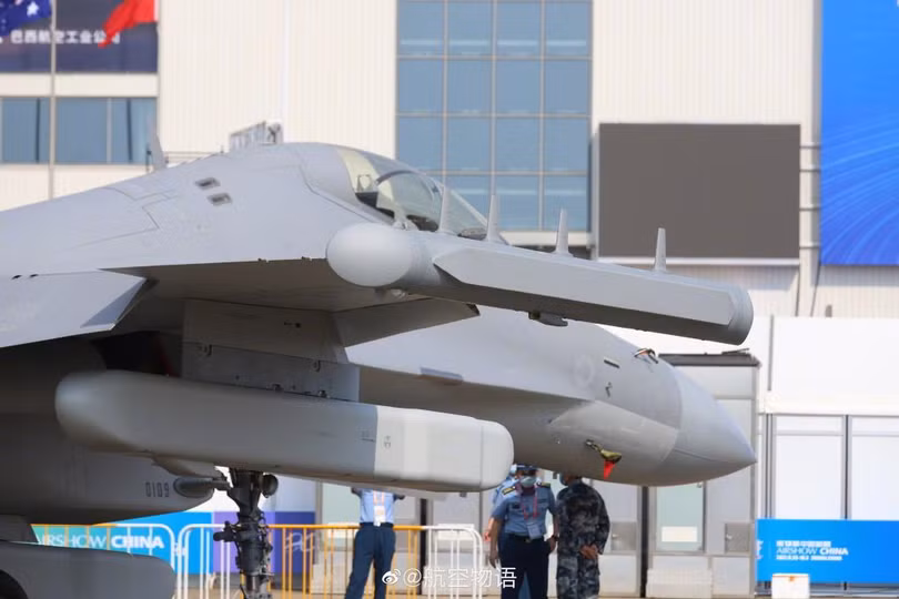 Các thùng tác chiến điện tử trên chiếc J-16D (Ảnh: QQ).