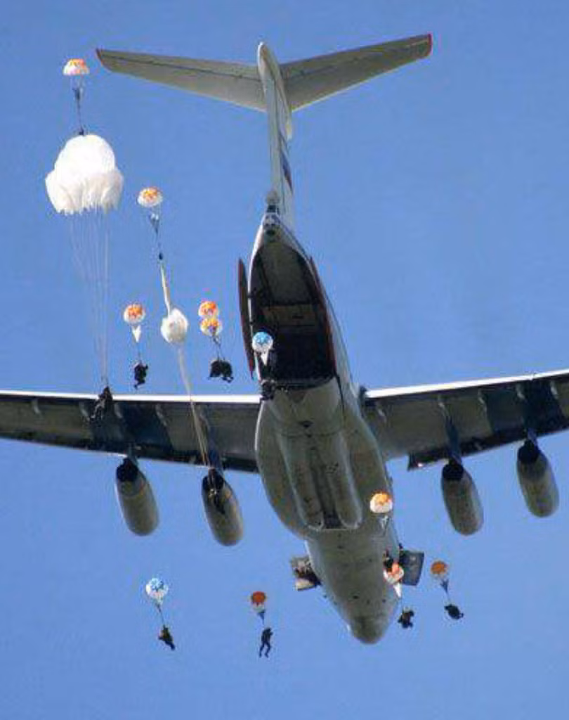 Y-20 thực hiện nhiệm vụ thả dù lính và phương tiện quân sự (Ảnh: Sohu).