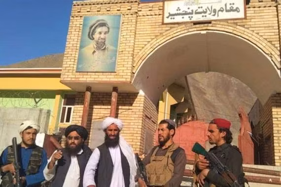 Lính Taliban chụp ảnh trước dinh tỉnh trưởng Panjshir (Ảnh: AlJazeera ).