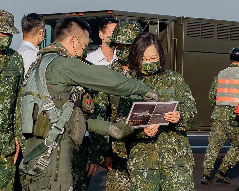Bà Thái Anh Văn thị sát đơn vị không quân tại cuộc tập trận Hán Quang 37 vừa kết thúc (Ảnh: CNA).