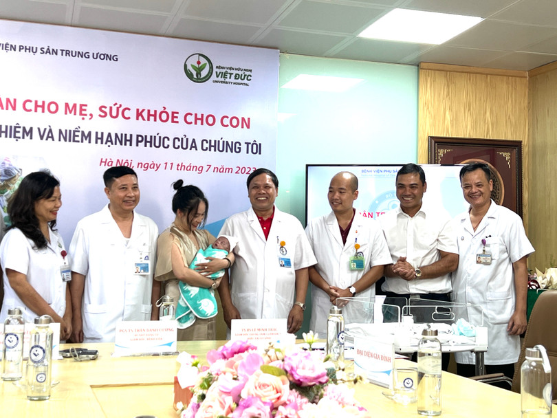 Lãnh đạo BV Phụ sản Trung ương trao em bé cho bố mẹ cháu và chúc mừng gia đình