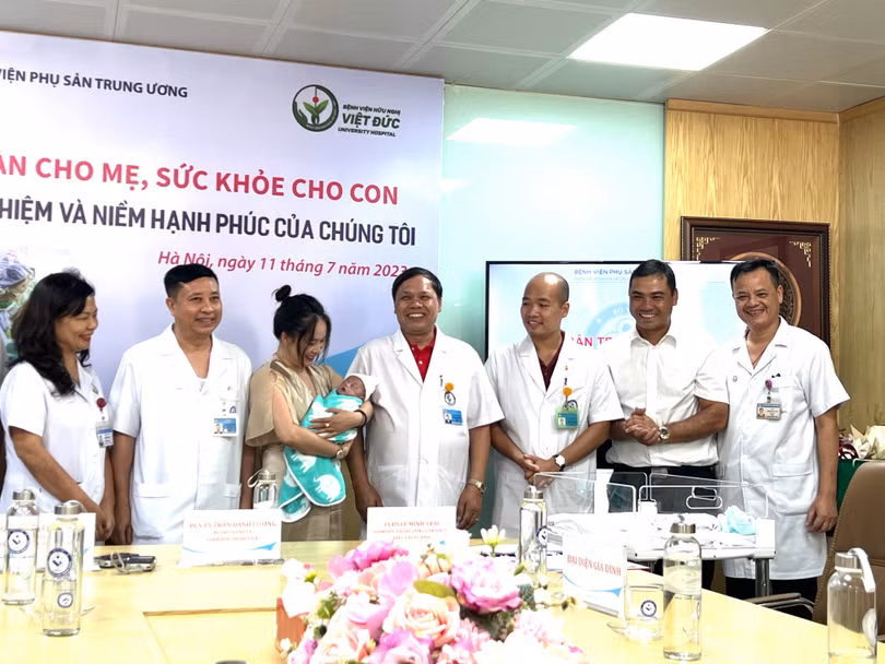 Lãnh đạo BV Phụ sản Trung ương trao em bé cho bố mẹ cháu và chúc mừng gia đình