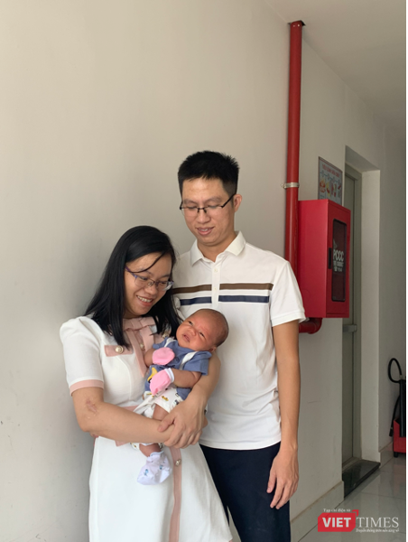 VT_Gia đình chị Ngân hạnh phúc bên thiên thần nhỏ.png