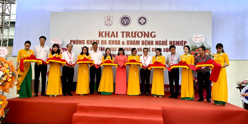 Lãnh đạo Trường Đại học Y Hà Nội và lãnh đạo Viện Đào tạo Y học dự phòng và Y tế công cộng cắt băng khai trương Phòng khám Đa khoa và Khám bệnh nghề nghiệp chất lượng cao