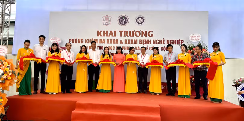 Lãnh đạo Trường Đại học Y Hà Nội và lãnh đạo Viện Đào tạo Y học dự phòng và Y tế công cộng cắt băng khai trương Phòng khám Đa khoa và Khám bệnh nghề nghiệp chất lượng cao