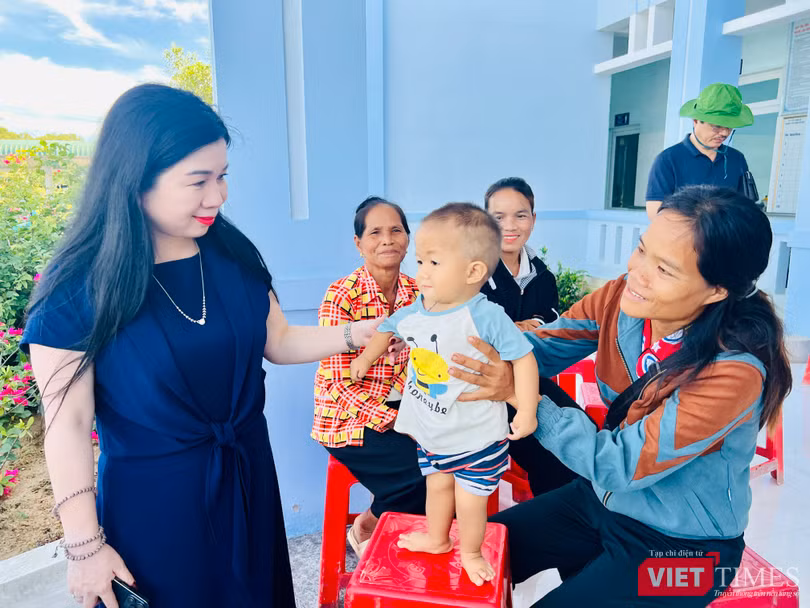 VT_ em bé bị liệt.jpg