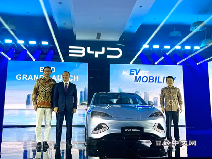 Quan chức Indonesia và Trung Quốc tại cuộc họp báo của BYD tại Jakarta ngày 18/1 (Ảnh: Nikkei).