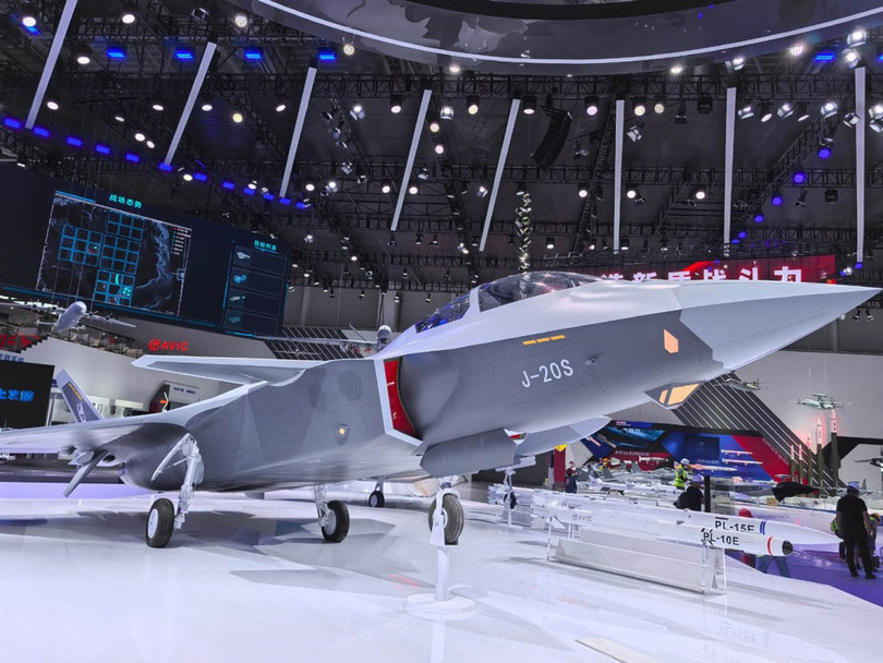 J-20S hai cho ngoi.jpg