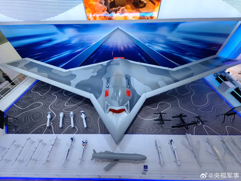 Chiếc UAV hạng nặng CH-7 và vũ khí trang bị cho nó được trưng bày (Ảnh: CCTV)