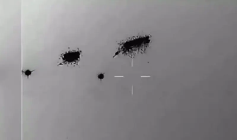 Camera nhiệt ghi lại hình ảnh hai "đĩa bay" dường như nổ tung sau khi trúng tên lửa nhưng sau đó vẫn không hề hấn gì (Ảnh: Worldjournal)