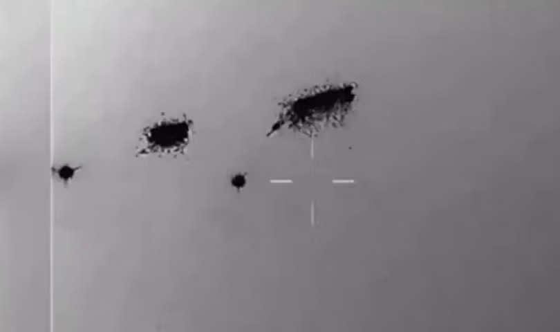 Camera nhiệt ghi lại hình ảnh hai "đĩa bay" dường như nổ tung sau khi trúng tên lửa nhưng sau đó vẫn không hề hấn gì (Ảnh: Worldjournal)