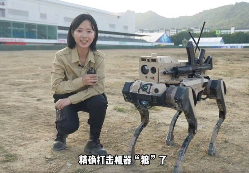 Robot soi giao luu.jpg