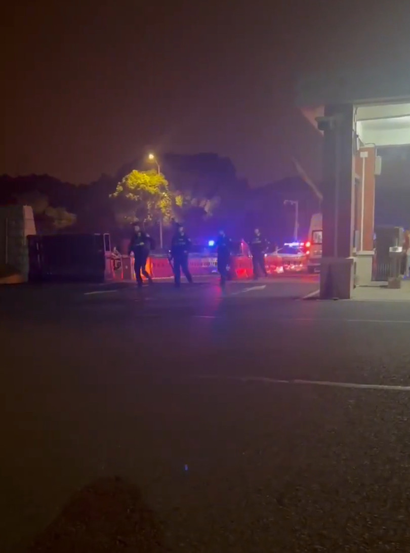 Canh sat vao truong.jpeg