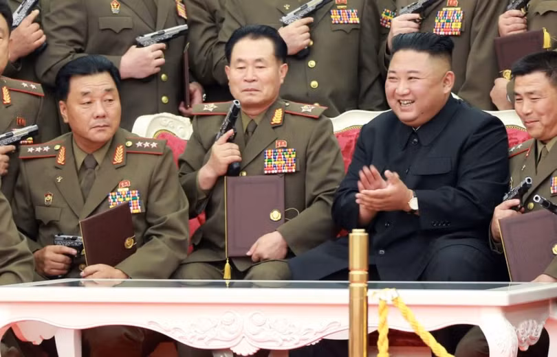 Ong Kim Yong-bok duoc tang sung.jpg