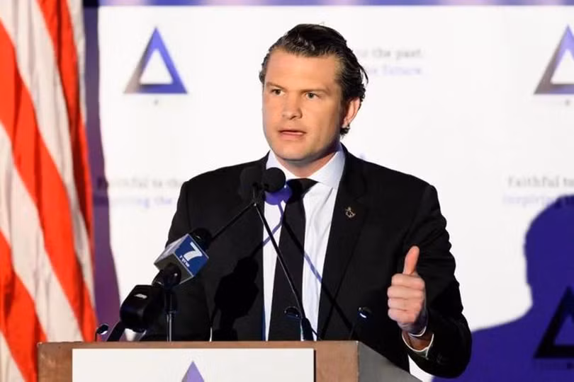 Hegseth dan chuong trinh.jpg