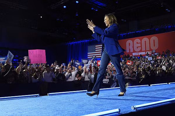 Kamala Harris van dong o Nevada.jpg