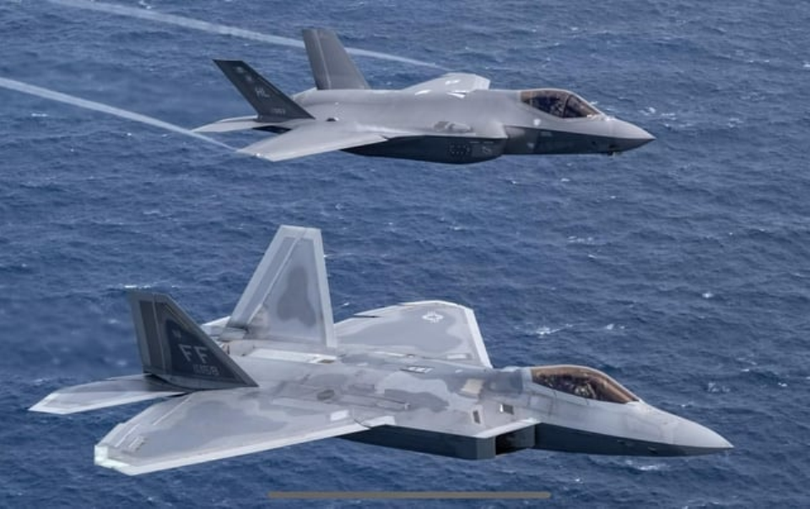 F-35 va F-22.png