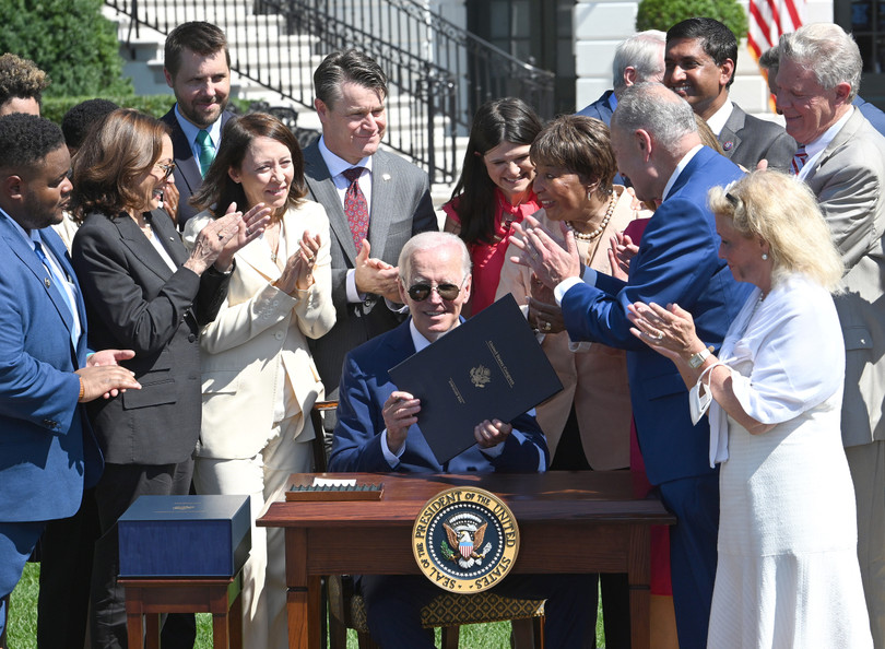 Joe Biden ki Dao luat Chip.jpg