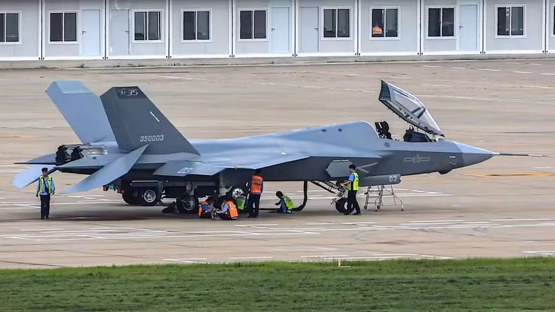 J-35A o san bay.jpeg