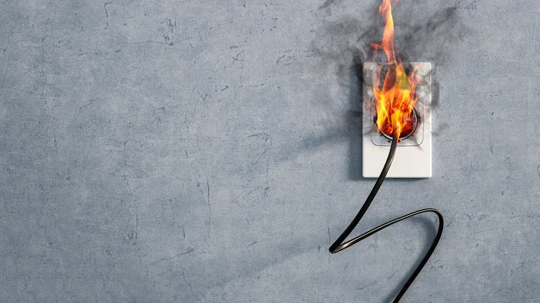 Rút phích cắm Wi-Fi khi không ở nhà trong thời gian dài giúp phòng ngừa nguy cơ hoả hoạn. Ảnh: SlashGear Rút phích cắm Wi-Fi khi không ở nhà trong thời gian dài giúp phòng ngừa nguy cơ hoả hoạn. Ảnh: SlashGear