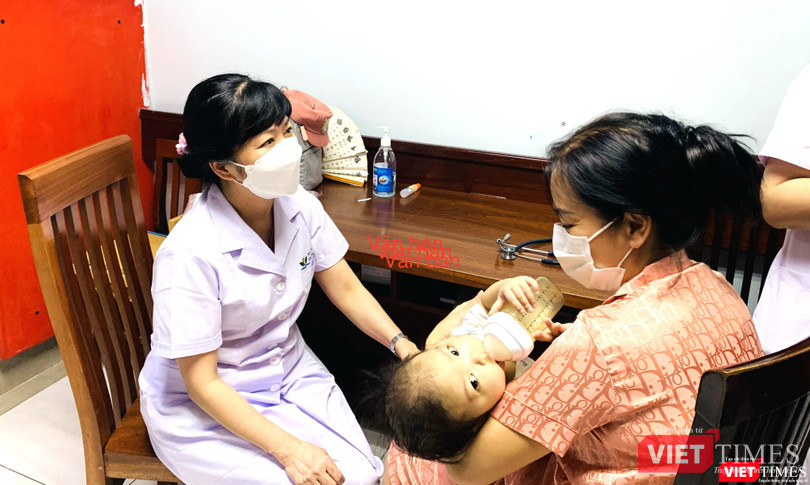 TS.BS. Nguyễn Phạm Anh Hoa, Trưởng Khoa Gan mật (Bệnh viện Nhi Trung ương) tư vấn cho phụ huynh bệnh nhi (ảnh: Thanh Hằng)