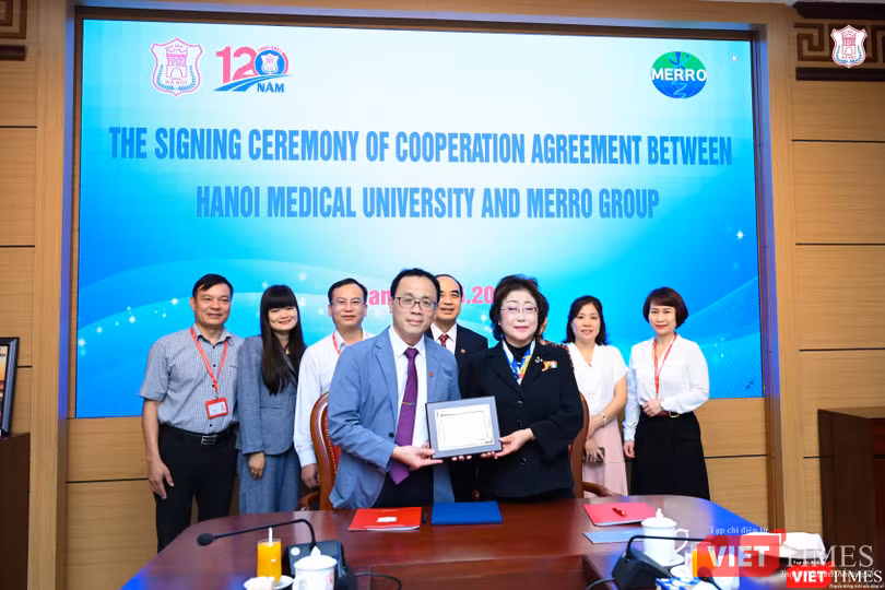 Đại diện Trường ĐHYHN tặng quà Tổng Giám đốc MERRO