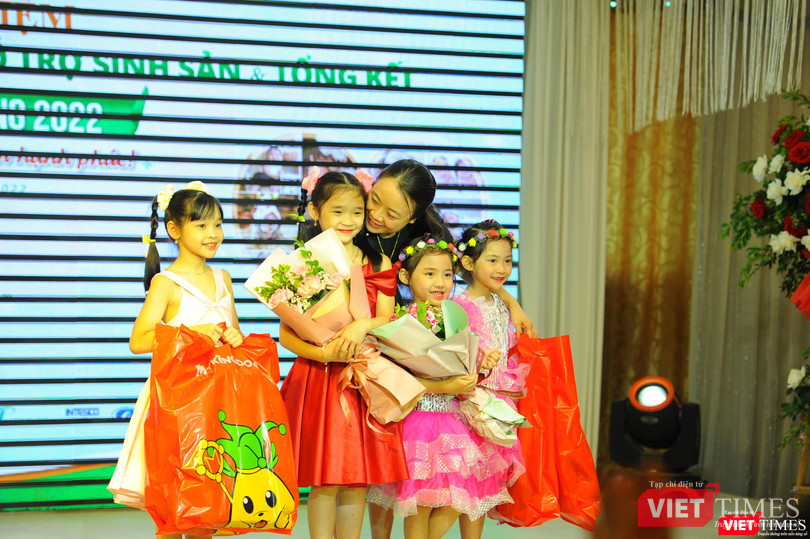 Ths.BS. Lê Thị Thu Hiền – Phó Giám đốc BV kiêm Trưởng khoa Hỗ trợ sinh sản - bên những "thành quả" của mình