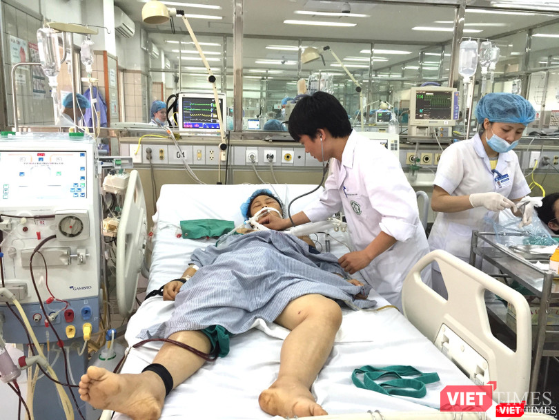 Bác sĩ Phạm Thế Thạch chăm sóc bệnh nhân BHYT tại Khoa Hồi sức Tích cực Bệnh viện Bạch Mai