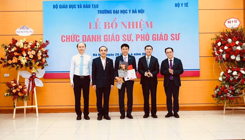 Trao quyết định bổ nhiệm chức danh Giáo sư cho ông Đoàn Quốc Hưng - Phó Hiệu trưởng Trường Đai học Y Hà Nội.
